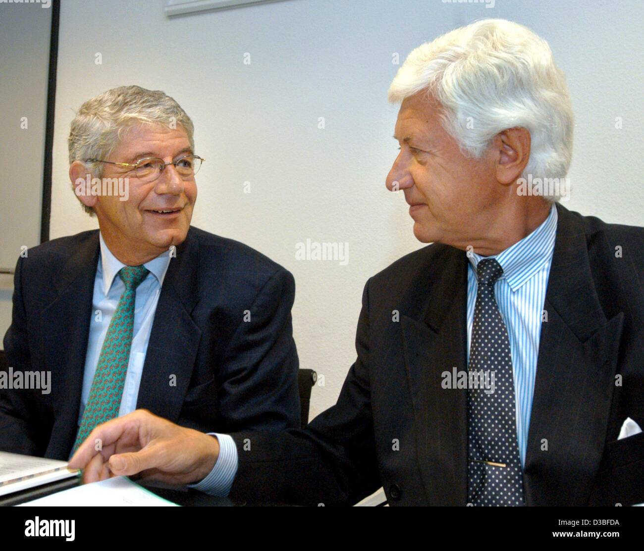 (Dpa) - Walter Richtberg (R), Chairman und Wilm Herlyn, Chefredakteur der deutschen Presse-Agentur GmbH (Deutsche Presseagentur) zusammen sitzen und plaudern zu Beginn einer Bilanz-Pressekonferenz in Hamburg, Germany, 26. Juni 2003. Die größte deutsche Nachrichtenagentur kündigte einen Umsatzrückgang Stockfoto