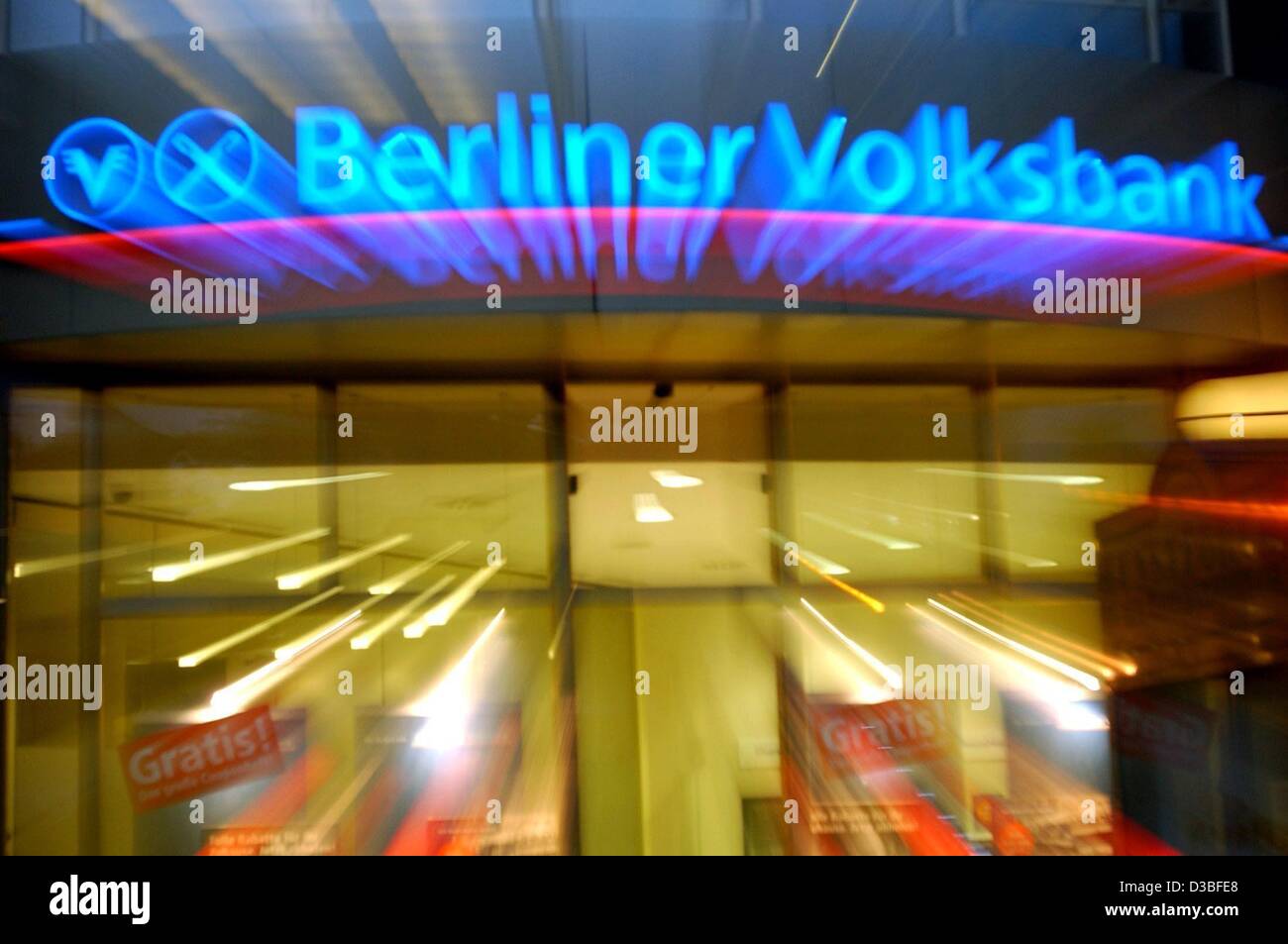 (Dpa) - beleuchtet die Neon Schrift und Logo Glanz über dem beleuchteten Eingang von der Berliner Volksbank, deutsche Finanz- und Bankinstitut, 20. Juni 2003 in Berlin abgebildet. Es war Annouced bei der Bilanz-Pressekonferenz am 23. Juni 2003, dass die "Berliner Volksbank", Deutschland das größte co-Betrieb Stockfoto