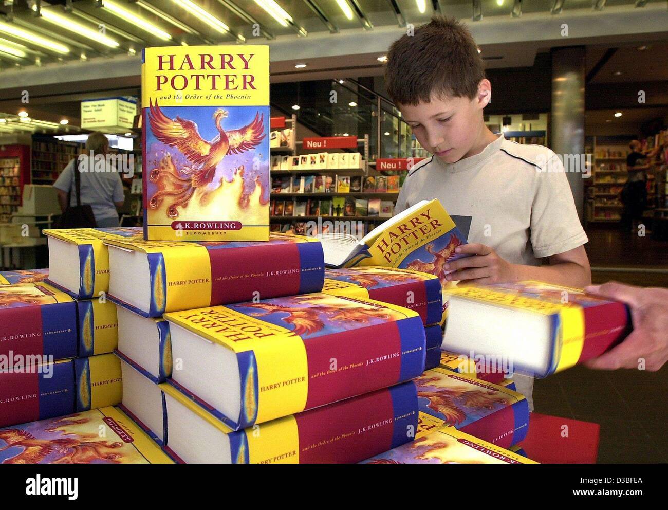 (Dpa) - neun-jährige Daniel blättert in der aktuellen Ausgabe von Harry Potter in einer Buchhandlung in Stuttgart, Deutschland, 21. Juni 2003. Die neueste Ausgabe von "Harry Potter und der Orden des Phönix" ist nur in englischer Sprache gedruckt und ist jetzt in Deutschland verfügbar. Die deutsche Ausgabe erscheint am 8 Nove Stockfoto