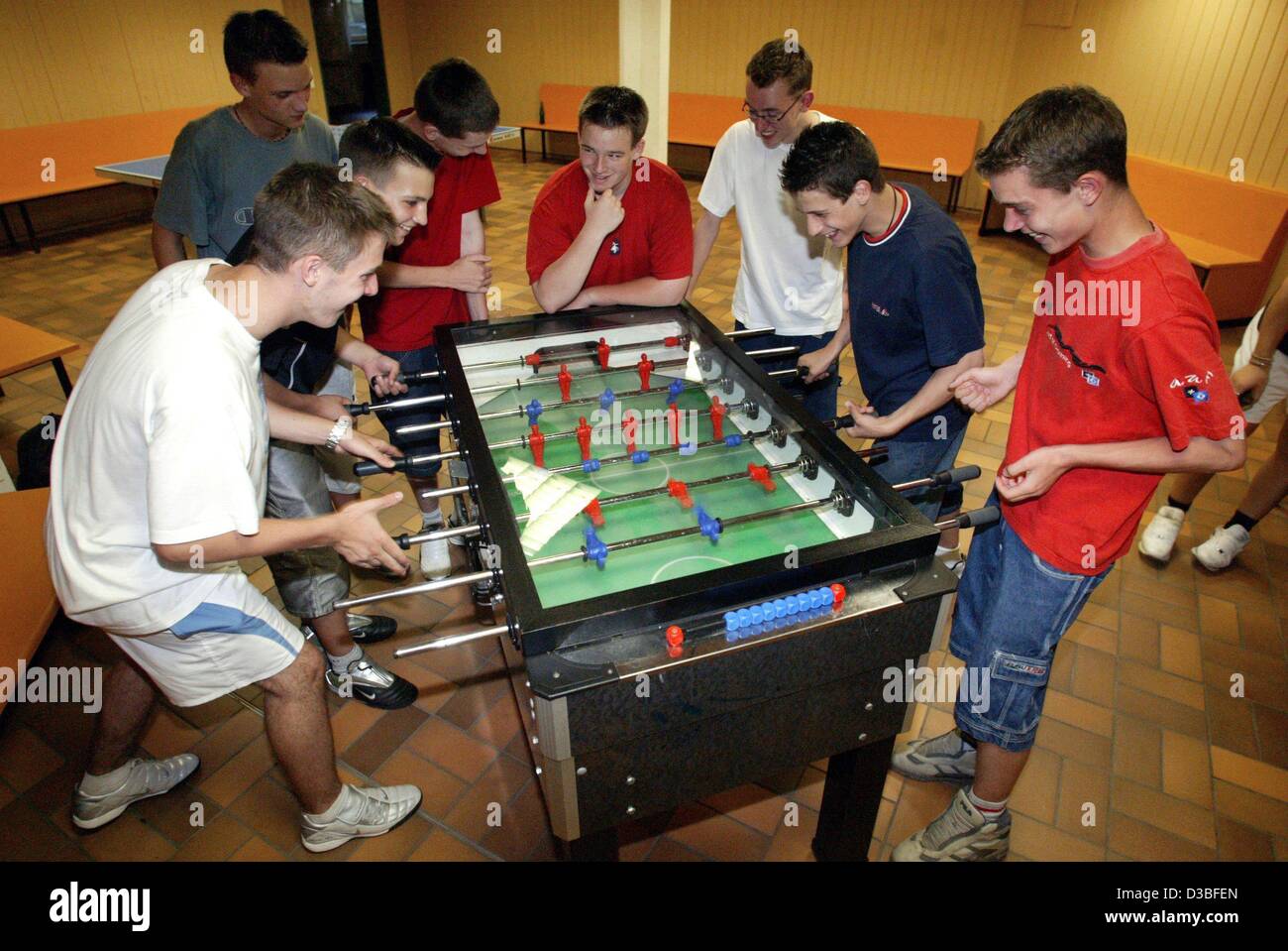 (Dpa) - eine Gruppe von Jugendlichen spielen und Fußball Tisch in einer Jugendherberge in Freiburg, Deutschland, 12. Juni 2003. Auch Jugendherbergen sind nicht von den Rückgang im Tourismus verschont. 66 Hostels mit 9.600 Betten in der südwestlichen Region Deutschlands registriert Rückgang der Übernachtungen um 2,4 Prozent zwischen Stockfoto