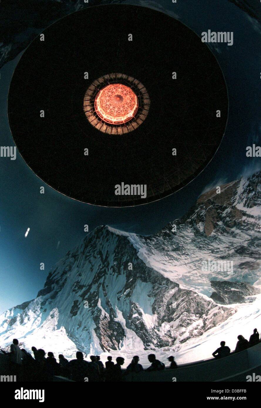 (Dpa) - zeigt ein gigantischen 360-Grad-Panoramablick über den Mount Everest des Künstlers Yadegar Asisi im Inneren der Kuppel des Gasometer in Leipzig, Deutschland, 5. Juni 2003. Mit 32 Metern ist es das weltweit größte Bild des Mount Everest. Das Bild wird auf 3.500 qm Baumwolltücher gedruckt. Stockfoto