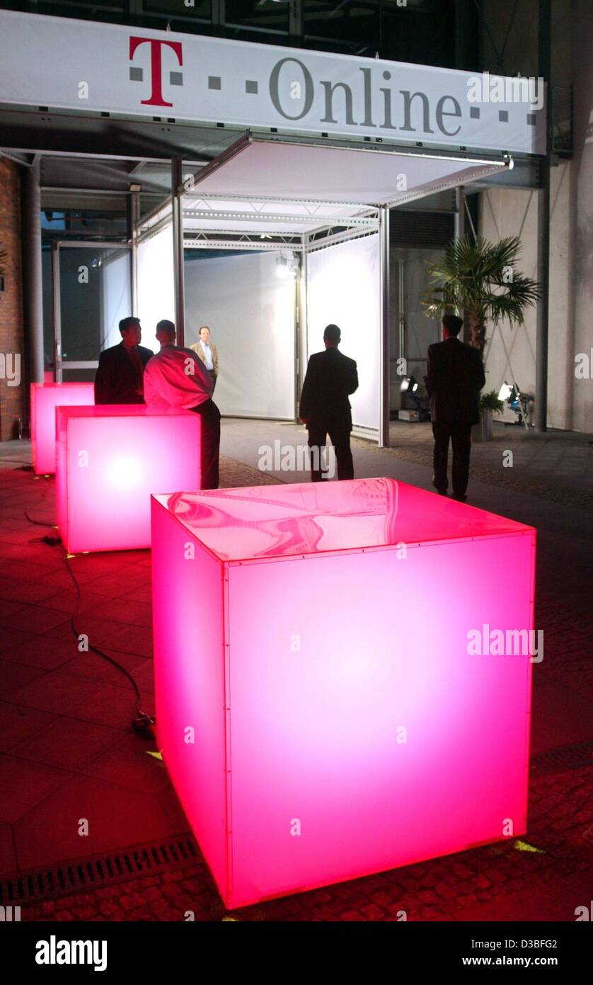 (Dpa) - Pink Leuchtkästen, das stilisierte Logo von T-Online, Stand im Vordergrund des technischen Museums, der Ort der Partei während der T-Online-Medientreff (Medien-treffen) mit zahlreichen Prominenten in Berlin, 13. Juni 2003. T-Online ist eines der führenden deutschen Internet-Provider. Stockfoto