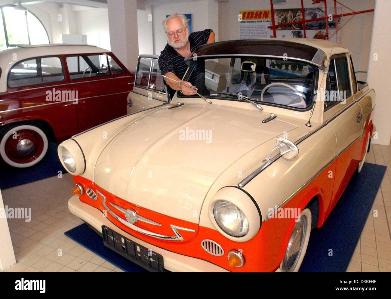 (Dpa) - Peter Hipke, Besitzer des Museums "Kraftfahr-mit Ostmobil", das neueste Museum in Dresden für das Transport- und Verkehrsaufkommen Geschichte der DDR, führt ein paar Last-Minute-Vorbereitungen auf einen Trabant, bevor die ersten Besucher in Dresden, Deutschland, 23. Mai 2003 ankommen. Das Museum soll Kommunikation Stockfoto