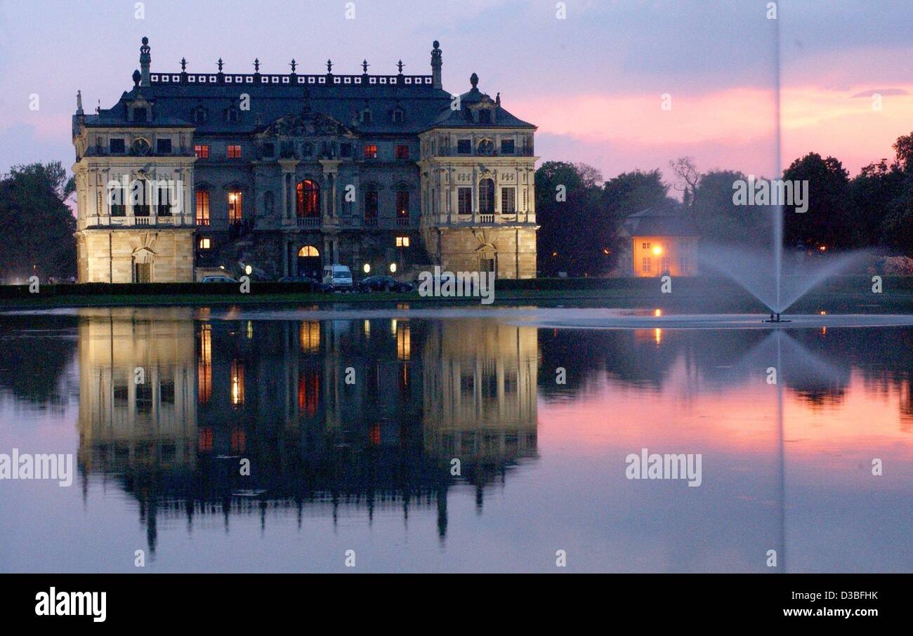 (Dpa) - ist das Palais im großen Garten spiegelt sich in einem Teich, in Dresden, Ostdeutschland, 9. Mai 2003. Die Garten-Palais wurde von 1678 bis 1683 errichtet und zählt zu den frühesten Barockbauten in Sachsen. Durch Luftangriffe im zweiten Weltkrieg schwer beschädigt, wurde das Palais noch nicht f Stockfoto