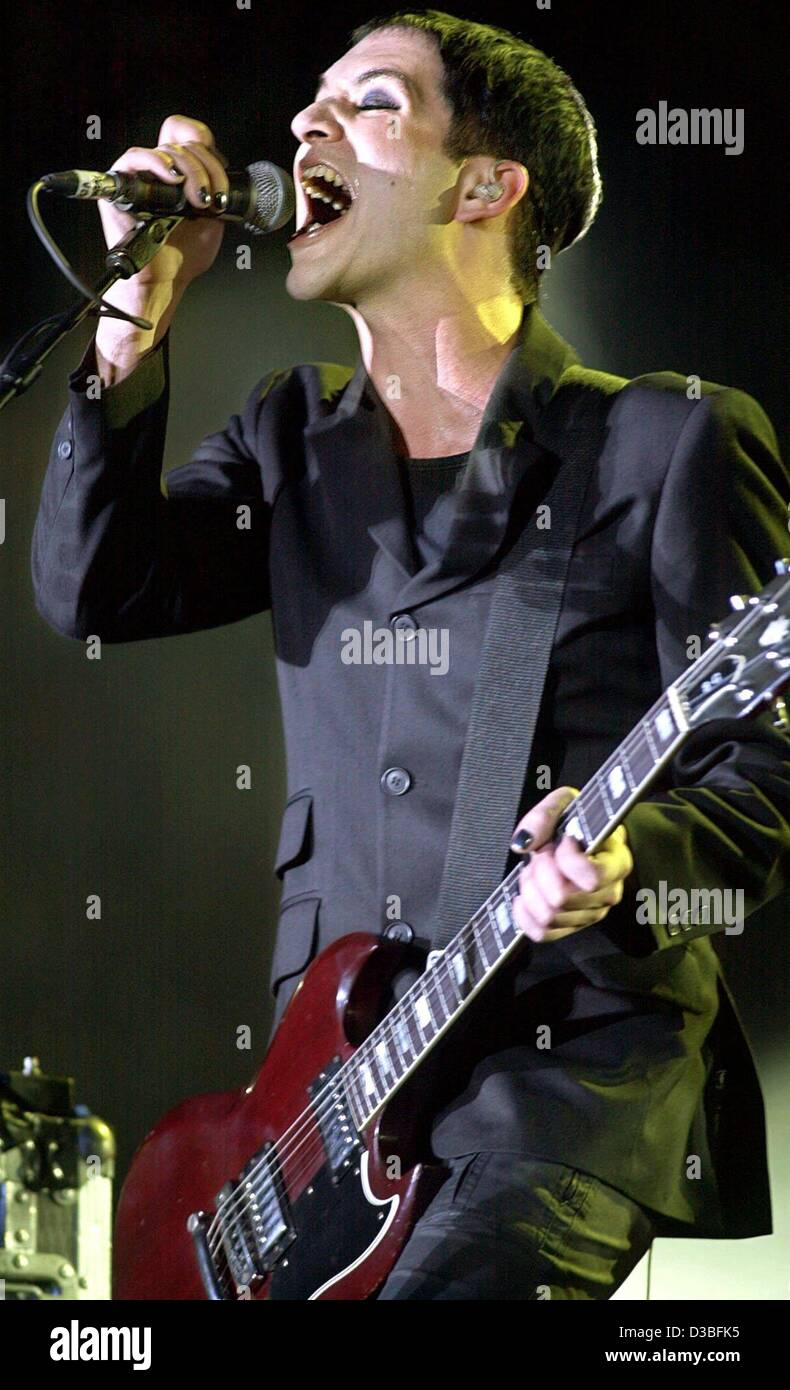 (Dpa) - Brian Molko, Sänger und Gitarrist der britischen Rockband Placebo führt auf dem "Rock am Ring" Open-Air-Musikfestival auf dem Nürburgring Rennstrecke, Deutschland, 7. Juni 2003.  "Rock am Ring" zusammen mit "Rock Im Park", der zur gleichen Zeit in Nürnberg stattfindet, gehören zu den größten Stockfoto