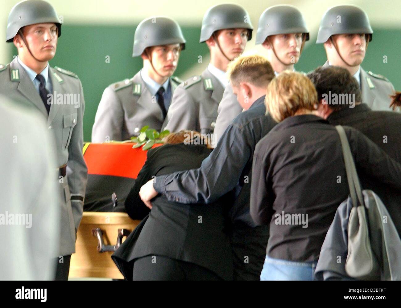 (Dpa) - sind Mitglieder der Familie des getöteten ISAF-Soldaten vor der Flagge bedeckt Sarg, Flughafen Köln-Bonn, Deutschland, 10. Juni 2003 Weinen. Am 7. Juni starben vier deutschen ISAF (International Security Assistance Force) Soldaten bei einem Angriff in Kabul, Afghanistan. Ein Taxi hatte einen Armee Bus gerammt und expl Stockfoto