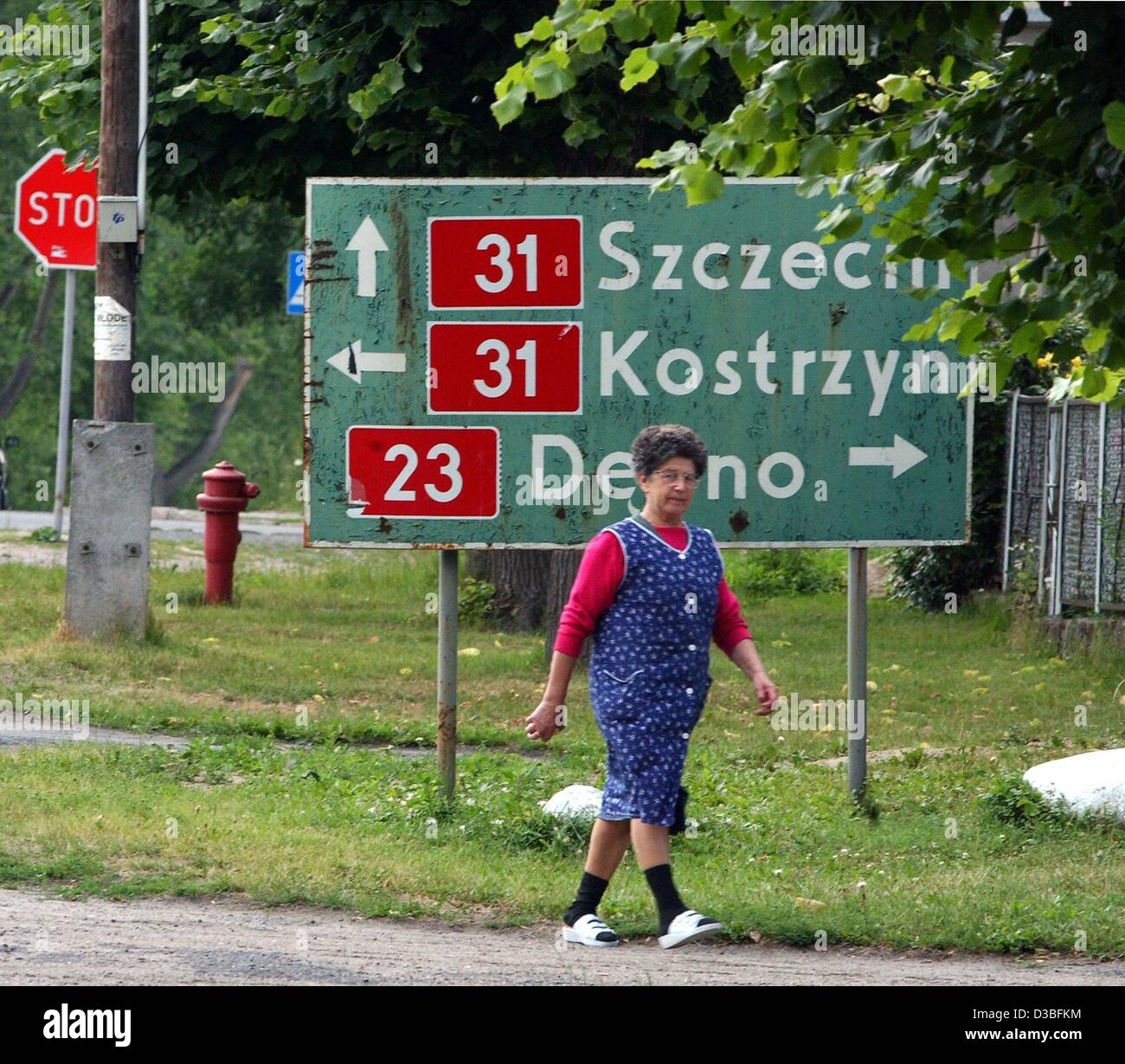 (Dpa) - eine Bäuerin geht ein Schild sie Spaziergänge durch das Dorf Sarbinowo nahe der deutsch-polnischen Grenze, Polen, 24. Juni 2003. Polen ist mit 38 Millionen Einwohnern die größte der zehn Staaten, die im Mai 2004 der Europäischen Union beitreten werden. Stockfoto