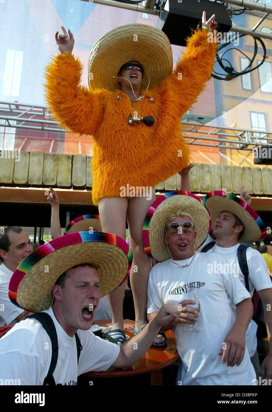 Dpa) - deutsche Urlauber trinken, singen und tragen Kostüme in der  "Mega-Park" an der Ballermann-Bar an der Promenade in El Arenal entlang der  Promenade der Ballermann in El Arenal in der Nähe