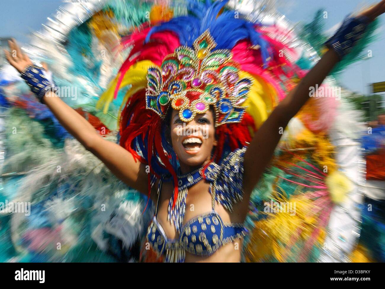 (Dpa) - eine Brasilianerin mit Federschmuck tanzt durch die Straßen während der Karneval der Kulturen parade in Berlin, 8. Juni 2003. Ca. 105 Tanz und Musikgruppen mit 4.000 Mitgliedern aus allen Teilen der Welt kam in der bunten Parade Throught Stadtteil Kreuzberg.  Schlüsselwörter: Ar Stockfoto