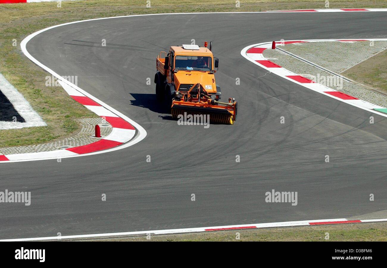 (Dpa) - eine Kehrmaschine reinigt die Rennstrecke entlang der geänderten Schallwand auf dem Nürburgring, Deutschland, 26. Juni 2003. Die Kurve wurde auf Wunsch des deutschen Formel 1 Pilot und Weltmeister Michael Schumacher. Die Kurve hat jetzt im ersten Gang bei niedriger Drehzahl gefahren werden. Die Formel 1 Stockfoto