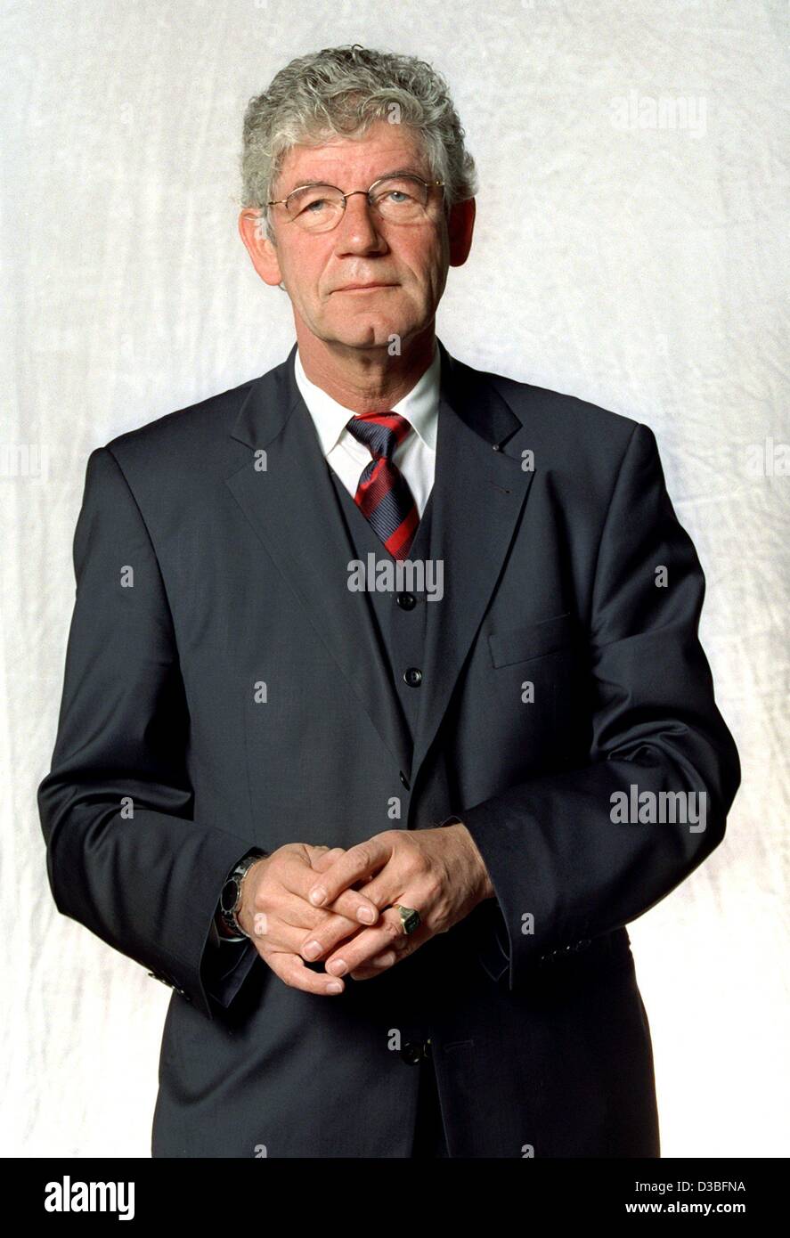 (Dpa) - Wilm Herlyn, Chefredakteur von die Deutsche Presse-Agentur GmbH (Deutsche Presseagentur), im Bild während der 7. Medien-Streit in Mainz, Deutschland, 30. Oktober 2002. Die größte deutsche Nachrichtenagentur kündigte während einer Pressekonferenz am 26. Juni 2003 einen Rückgang der Umsätze um 0,4 Prozent auf 106 Stockfoto