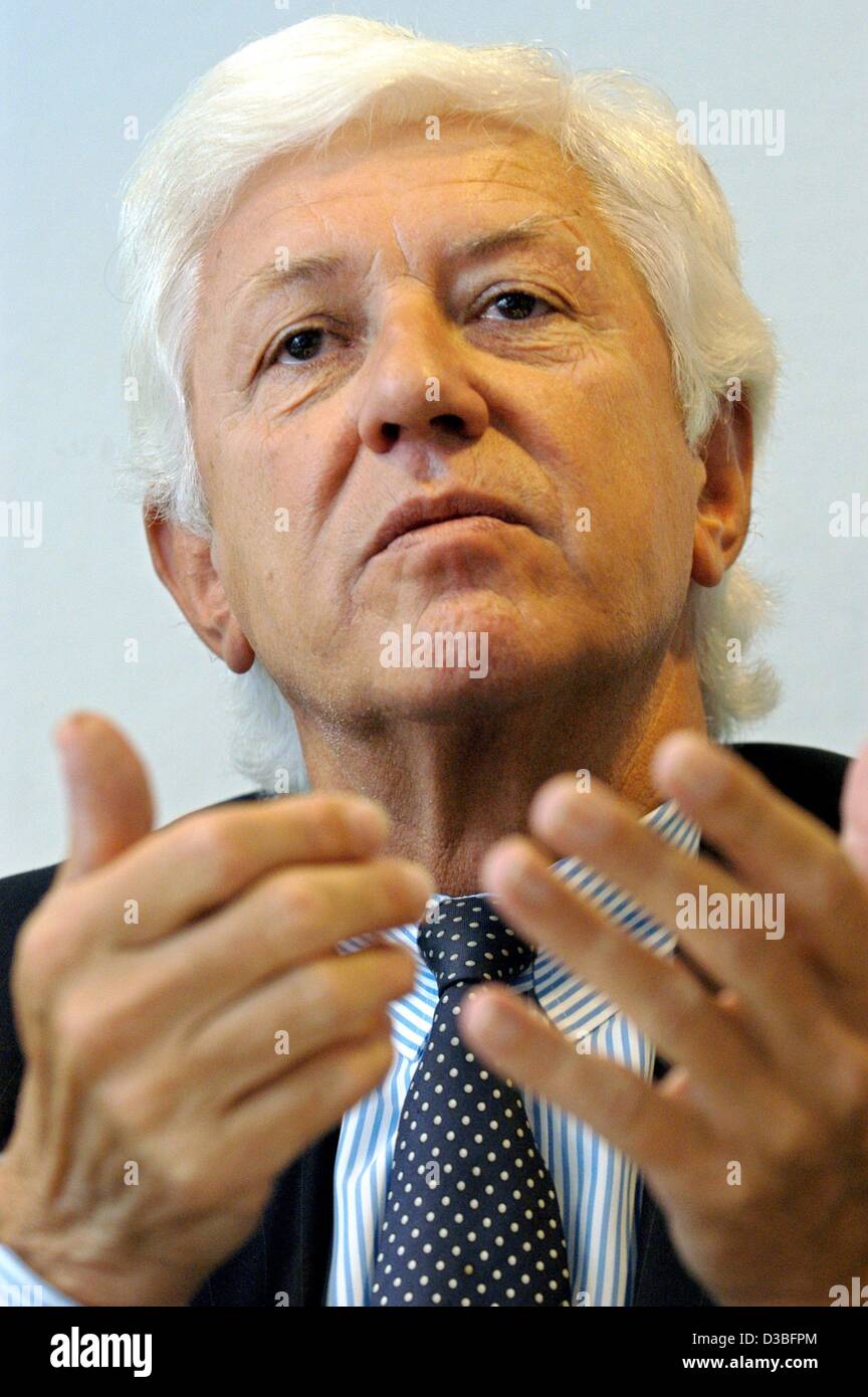(Dpa) - Walter Richtberg, Vorstandsvorsitzender der deutschen Presse-Agentur GmbH (Deutsche Presseagentur), Gesten, während er bei einer Bilanz-Pressekonferenz in Hamburg, Germany, 26. Juni 2003 spricht. Die größte deutsche Nachrichtenagentur kündigte einen Umsatzrückgang um 0,4 Prozent auf 106,2 Millionen Euro. Im Licht Stockfoto