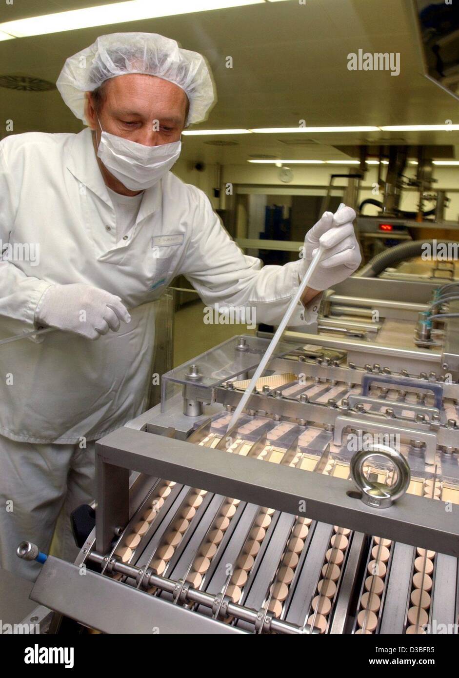 (Dpa) - ein Mitarbeiter der Bayer AG prüft Aspirin Brause-Tabletten, Bitterfeld, 26. Mai 2003. Stockfoto