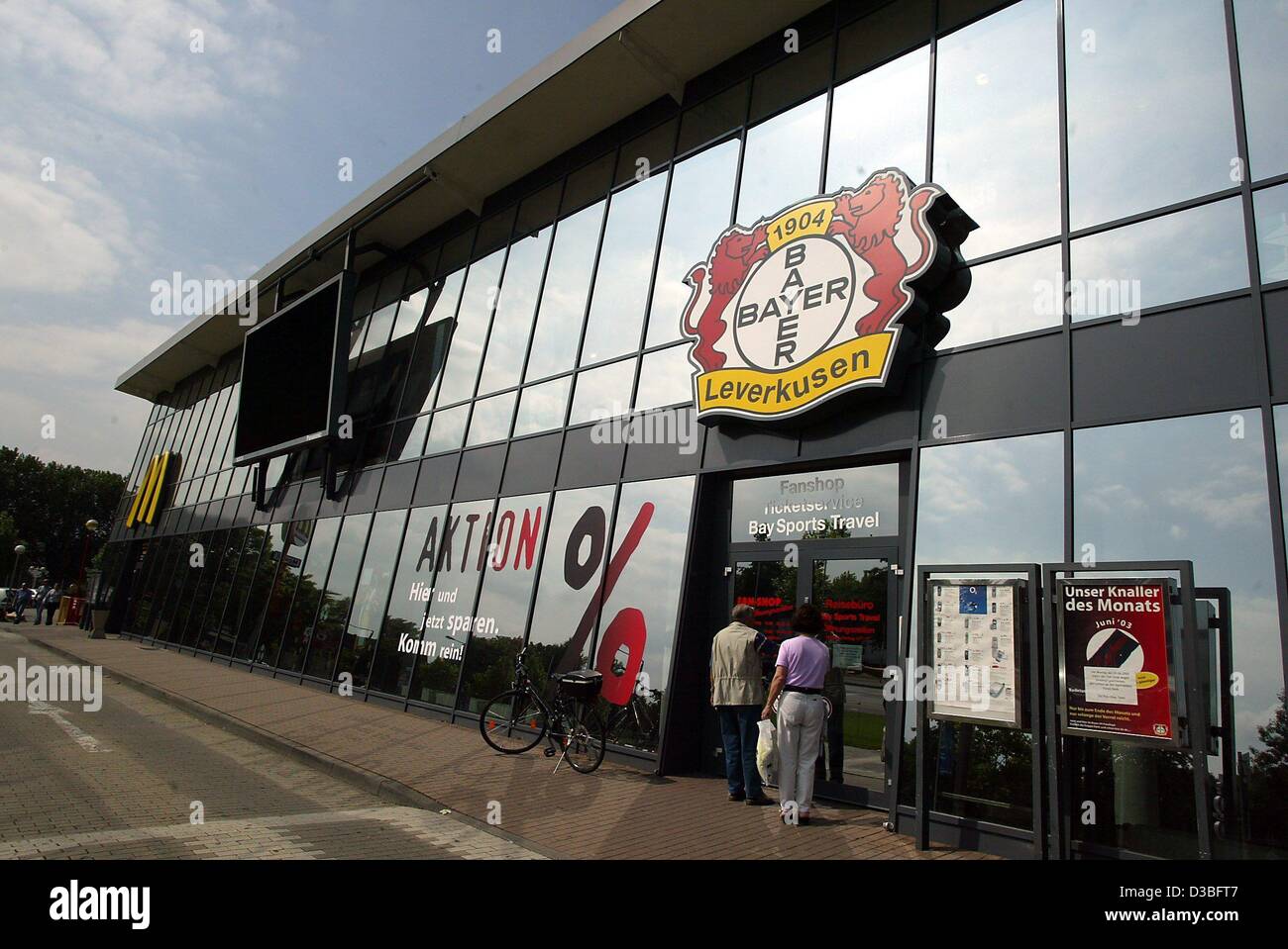 (Dpa) - der Eingang der Fanshop der deutschen Fußball-club Bayer 04 Leverkusen, 24. Juni 2003 abgebildet. Stockfoto (Dpa) - der Eingang der Fanshop der deutschen Fußball-club Bayer 04 Leverkusen, 24. Juni 2003 abgebildet. Stockfoto