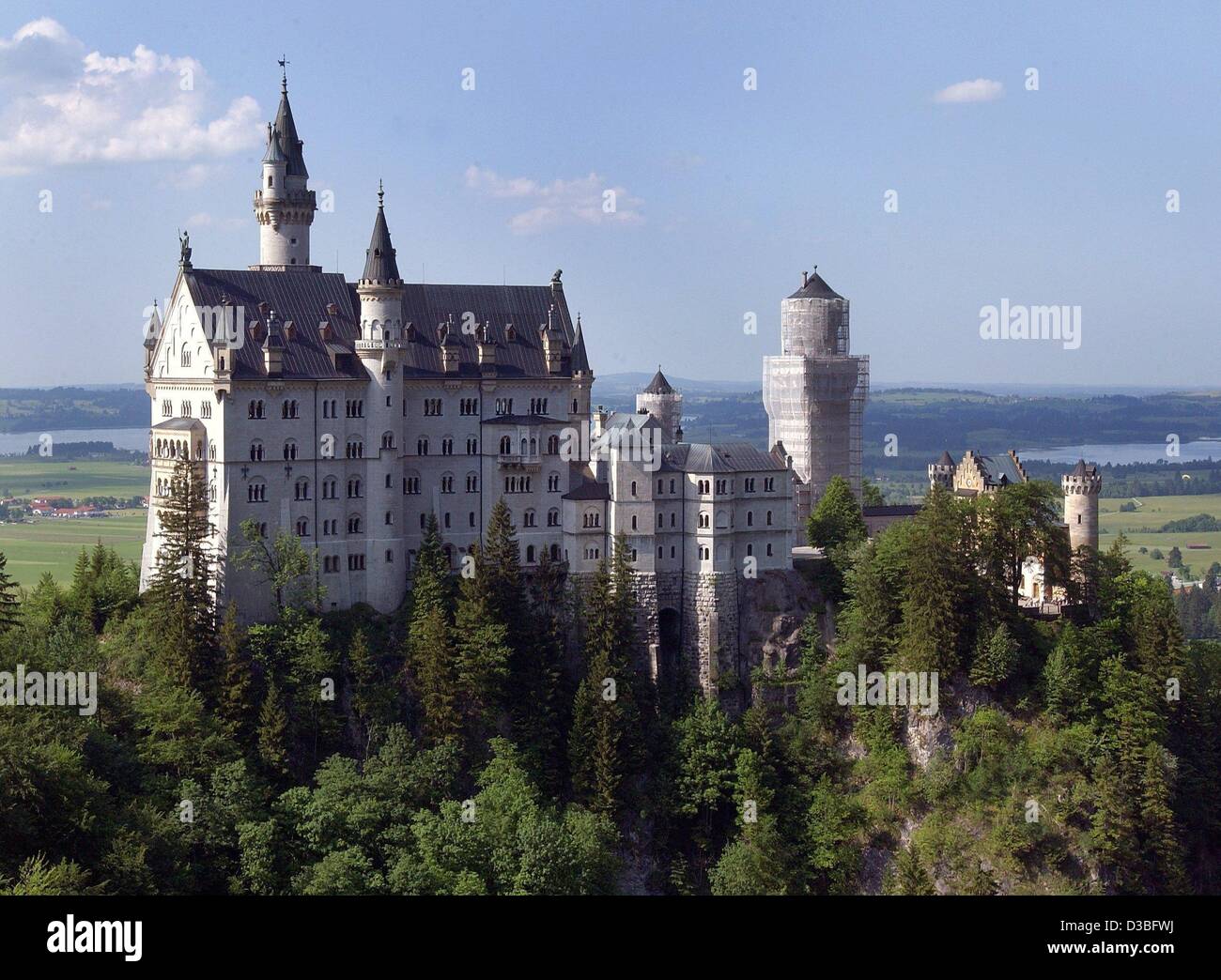 (Dpa) - ein Blick auf die märchenhaften Schloss Neuschwanstein in der Nähe von Schwangau, Süddeutschland, 2. Juni 2003. Berühmteste Schloss König Ludwigs Gebäude begann im Jahre 1869 in einer Höhe von 1000 m. Die Neo-späten romanische Burg wurde nie fertiggestellt, da sämtliche Bauarbeiten wurden nach der Mysteri gestoppt, Stockfoto