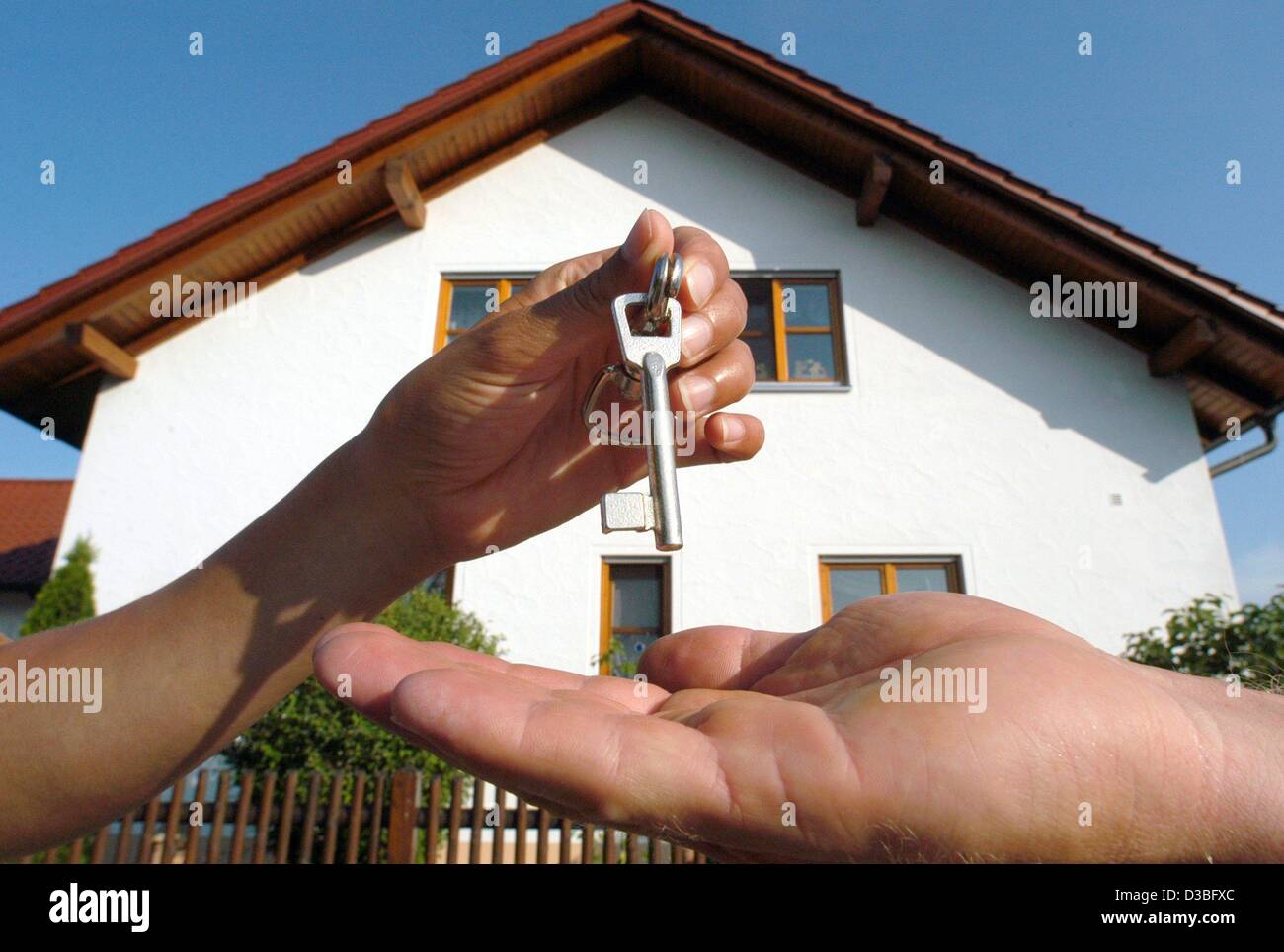 (Dpa) - ist ein Schlüssel symbolisch vor einem Haus in Koessnach, Deutschland, 12. Juni 2003 übergeben. Die Idee des Hauses sitzen oder Wechsel kommt aus den USA. Im Jahr 1953 Professor hatte die Idee, dass er Häuser wechseln könnte mit einem Kollegen von der anderen Küste während der Sommerpause. Stockfoto