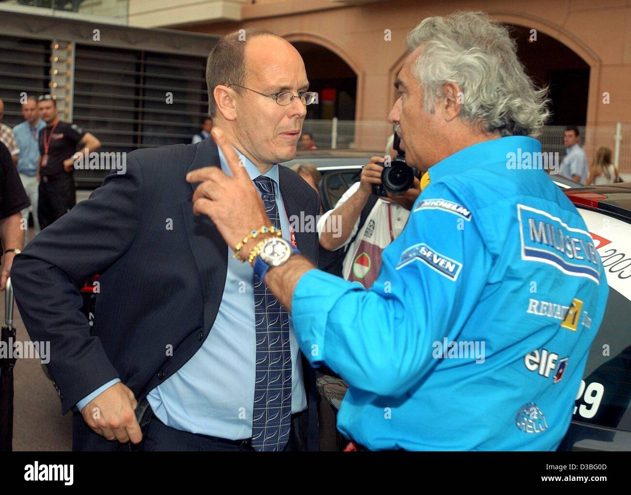 (Dpa) - Prinz Albert von Monaco (L) plaudert mit italienischen Renault-Teamchef Flavio Briatore in Monte Carlo, 29. Mai 2003. Der Grand Prix von Monaco fand am 1. Juni 2003 in Monte Carlo statt. Stockfoto