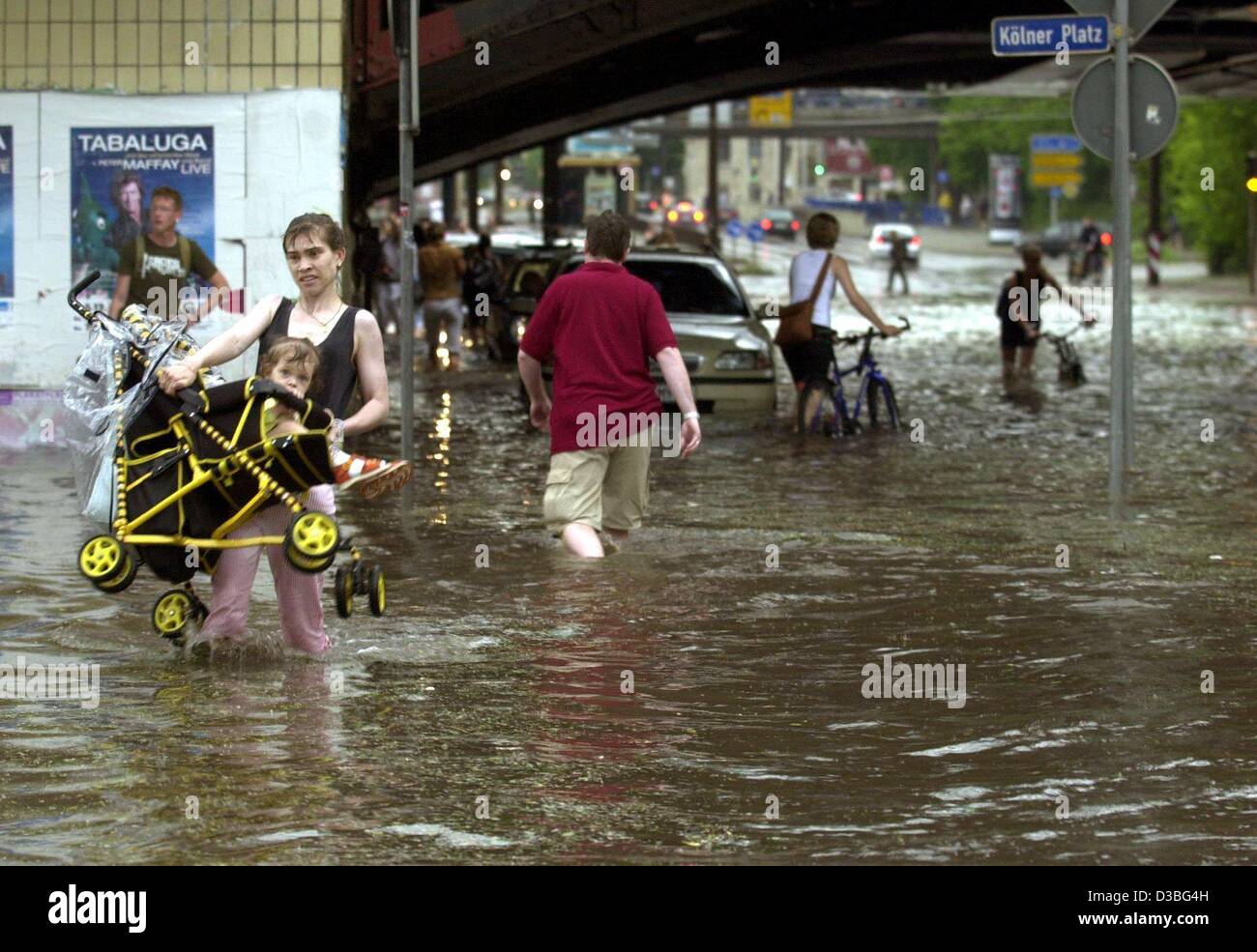 (Dpa) - schwere Gewitter haben der Stadt Zentrum Magdeburg, Ostdeutschland, 5. Juni 2003 überschwemmt. Sintflutartigen Regenfällen und Hagel haben überflutete Keller und Straßen in mehreren Regionen in Ost-und Süddeutschland, wurden mehrere Menschen durch Blitzschlag verletzt. Stockfoto