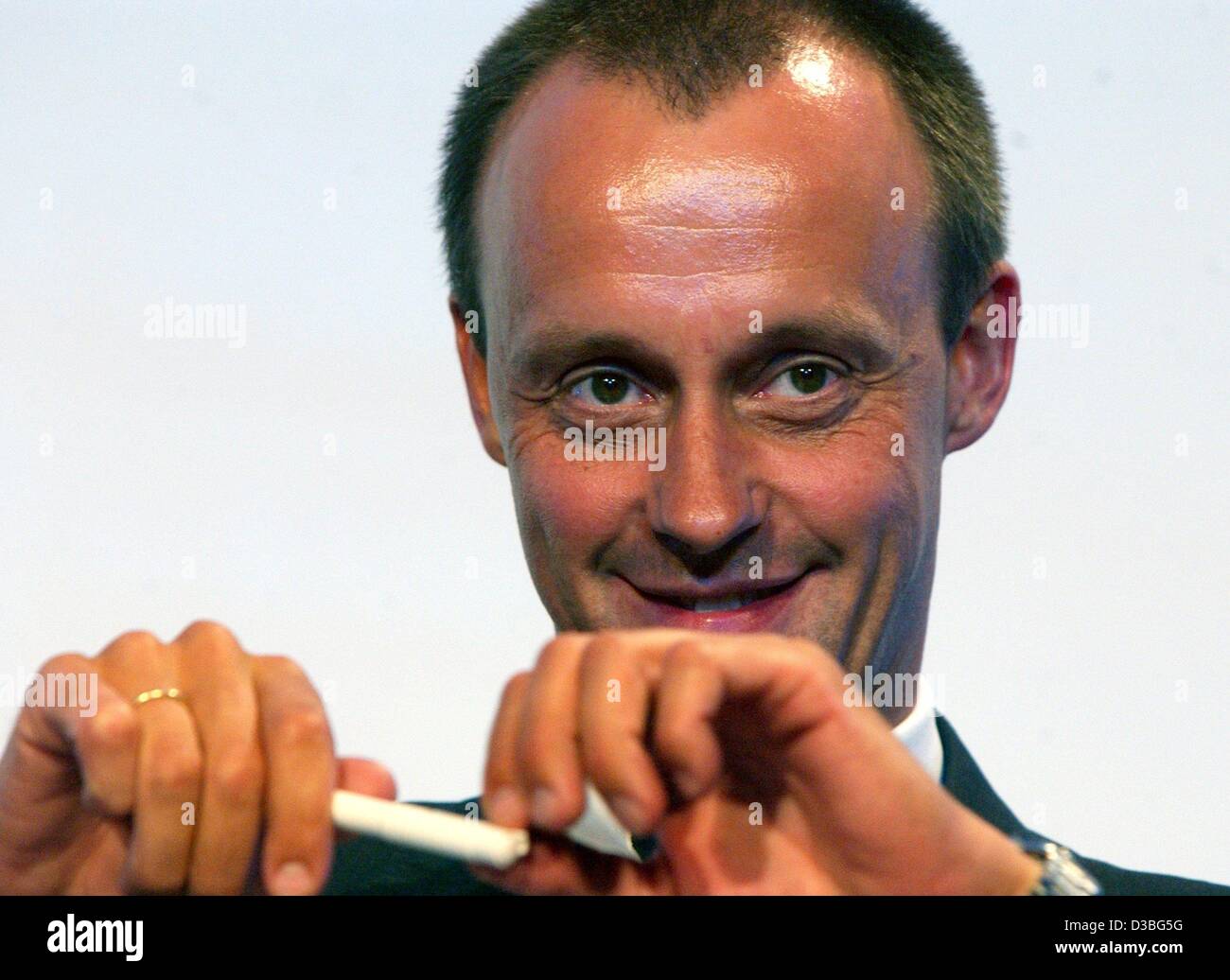 (Dpa) - Friedrich Merz, stellvertretender Vorsitzender der Bundestagsfraktion der Oppositionspartei CDU/CSU in Berlin, 17. Juni 2003 abgebildet. Stockfoto