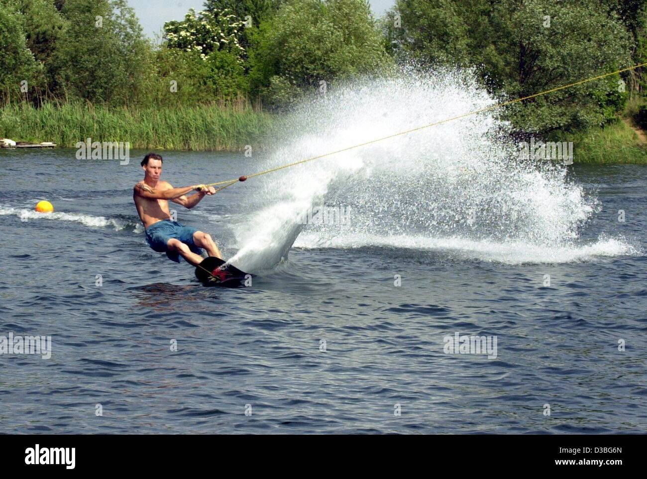 (Dpa) - Wasserskifahrer David Koch dauert eine Fahrt mit einem Wasserski-Lift auf dem Neustädter See bei Magdeburg, Deutschland, 2. Juni 2003. Der Lift läuft über eine Strecke von etwa 1.000 m. Stockfoto