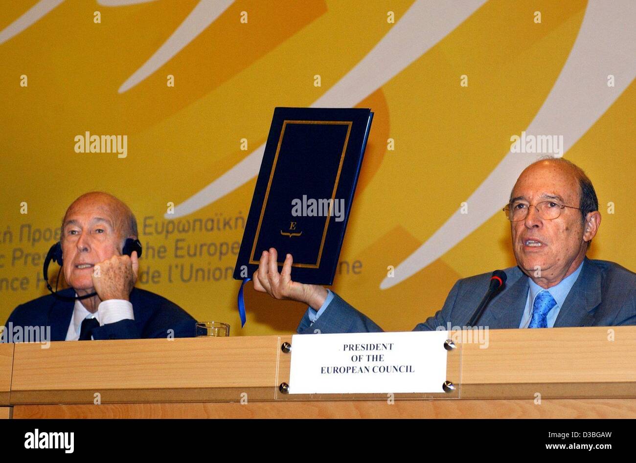 (Dpa) - Greek Prime Minister Kostas Simitis (R) eine Kopie des Entwurfs der Europäischen Verfassung in seinen Händen hält er sitzt neben Valery Giscard d ' Estaing (L), der französische Präsident des Europäischen Klosters, in Porto Carras, Griechenland, 20. Juni 2003. , Die EU-Verfassung wurde verfasst von der Europea Stockfoto