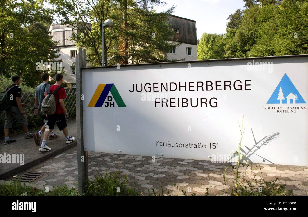 (Dpa) - das Logo des Vereins Jugendherberge stehen vor am Eingang zu dem Gelände der Jugendherberge in Freiburg, Deutschland, 12. Juni 2003. Auch Jugendherbergen sind nicht von den Rückgang im Tourismus verschont. 66 Hostels mit 9.600 Betten in der südwestlichen Region Deutschlands registriert verringern der Stockfoto