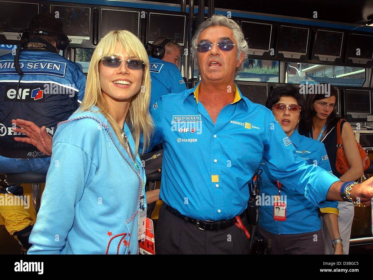 (Dpa) - italienische Renault-Teamchef Flavio Briatore und deutsche Top-Model Heidi Klum auf der Rennstrecke des Grand Prix von Monaco in Monte Carlo, 1. Juni 2003 stehen. Wieder einmal versammelten sich die "reichen und schönen" in Monte Carlo, die Formel1 Autos Dash durch die engen Gassen der Stadt zu sehen. Briatores Stockfoto