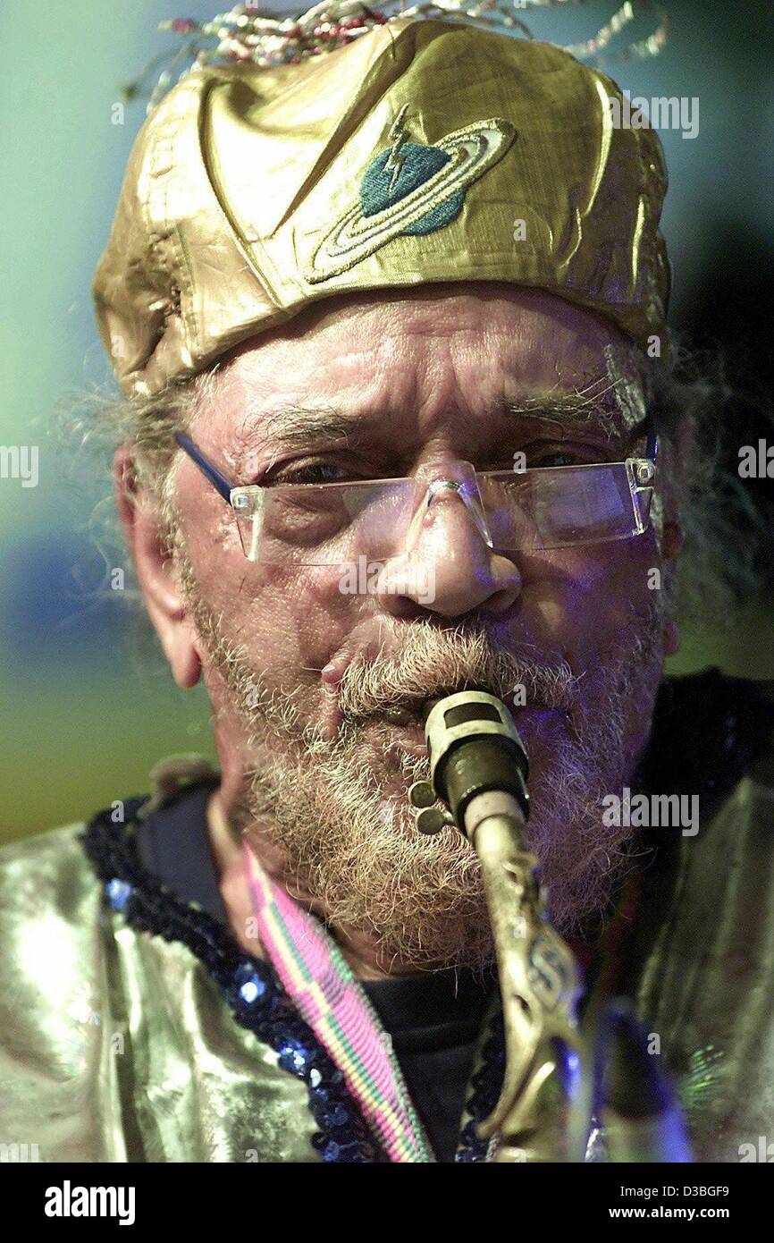 (Dpa) - der US-Saxophonist Marshall Allen mit den legendären Sun Ra Arkestra während der 32. internationalen New Jazz Festival in Moers, Deutschland, 6. Juni 2003 führt. Allen, der seit 1958 mit Sun Ra Arkestra verbunden ist, übernahm die legendäre Band zehn Jahren nach dem Tod von Sun Stockfoto