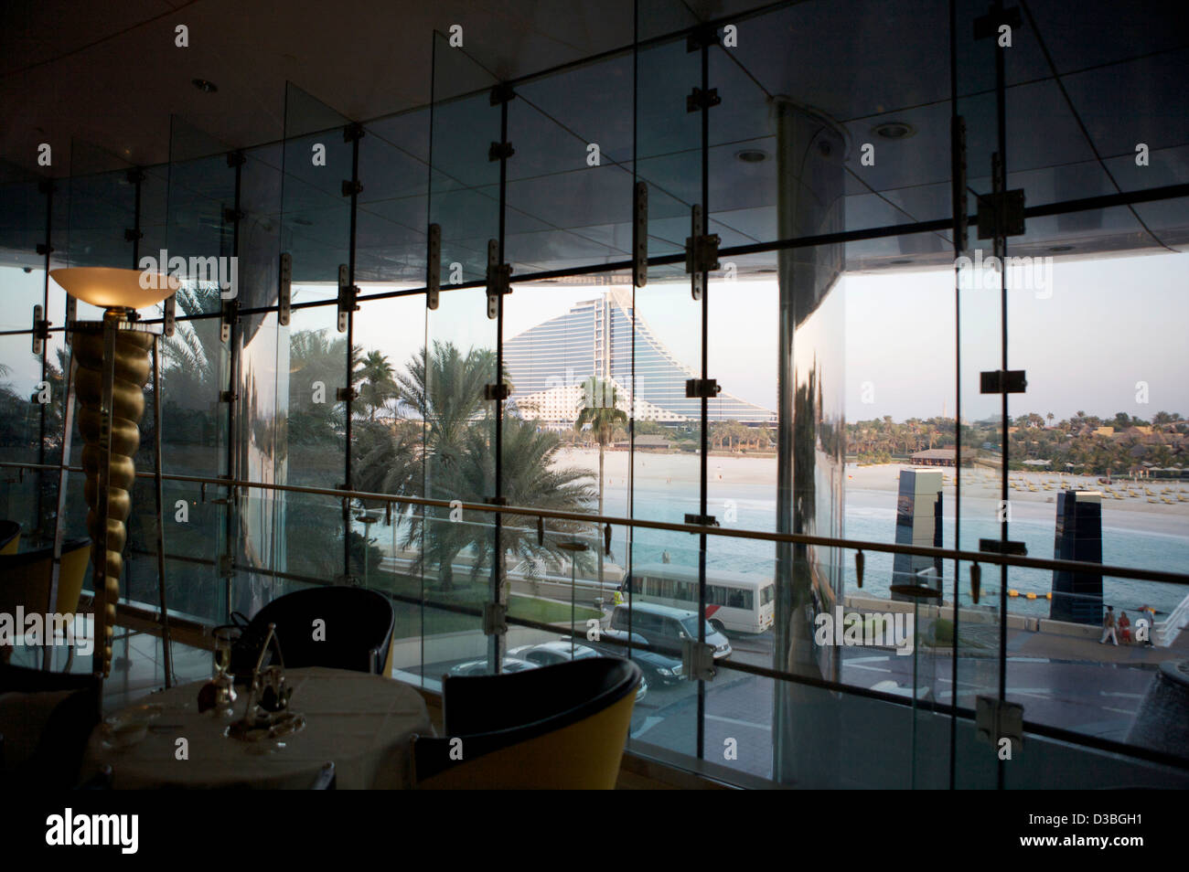 Blick auf das Jumeirah Beach Hotel an der Bar in das Burj Al Arab Stockfoto