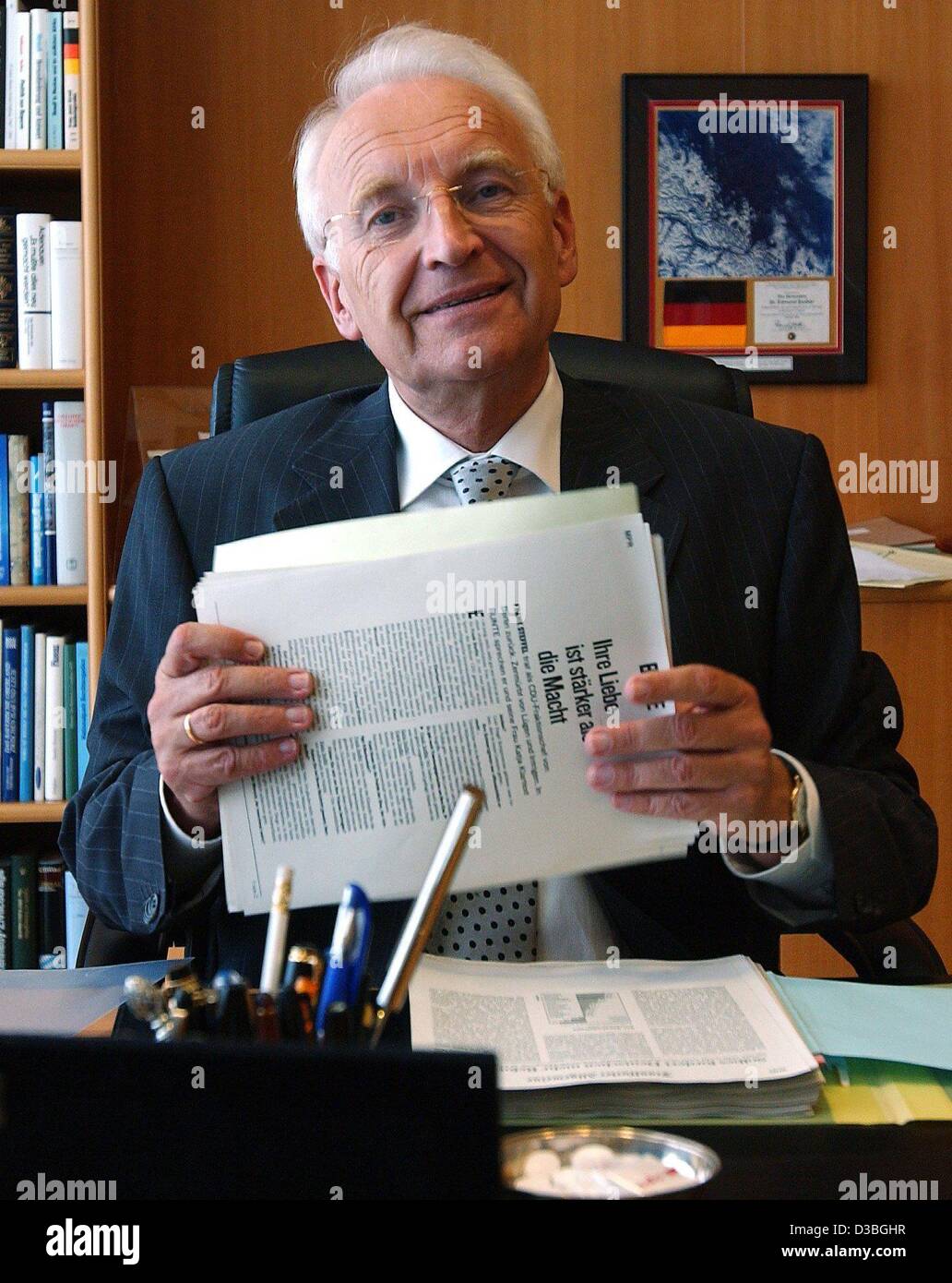 (Dpa) - Bayerns Ministerpräsident Edmund Stoiber arbeitet in seinem Büro in der Staatskanzlei in München, 22. Mai 2003. Er feiert seinen 10. Geburtstag im Amt als Premierminister am 28. Mai. Stockfoto