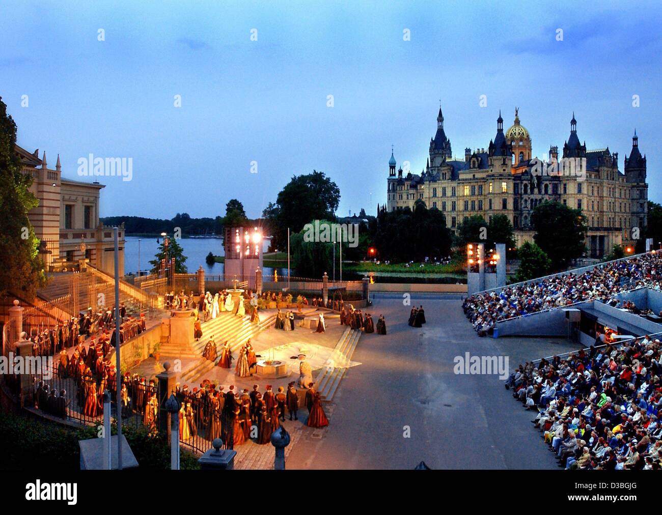 (Dpa) - Sänger und Extras führen die Oper "Don Carlos" von Giuseppe Verdi während einer Generalprobe auf der Open-Air-Bühne vor dem Schloss in Schwerin, Deutschland, 10. Juni 2003. Die offizielle Premiere der Oper wurde am 12. Juni. Stockfoto