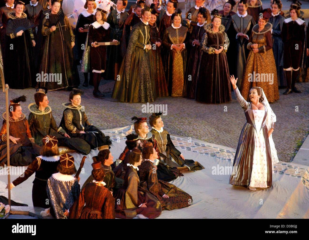 (Dpa) - Sänger und Extras führen die Oper "Don Carlos" von Giuseppe Verdi während einer Generalprobe auf der Open-Air-Bühne vor dem Schloss in Schwerin, Deutschland, 10. Juni 2003. Die offizielle Premiere der Oper wurde am 12. Juni. Stockfoto