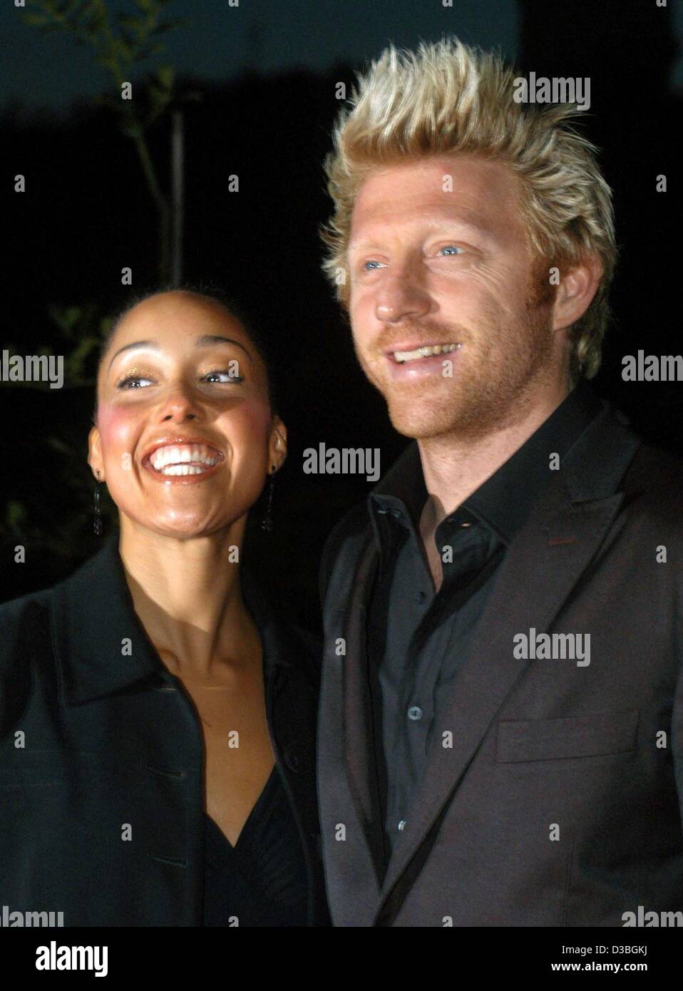 (Dpa) - der ehemalige deutscher Tennis-star Boris Becker lächelt, als er seine neue Freundin Caroline an "Des Players Night" in Hamburg, 13. Mai 2003 präsentiert. Stockfoto