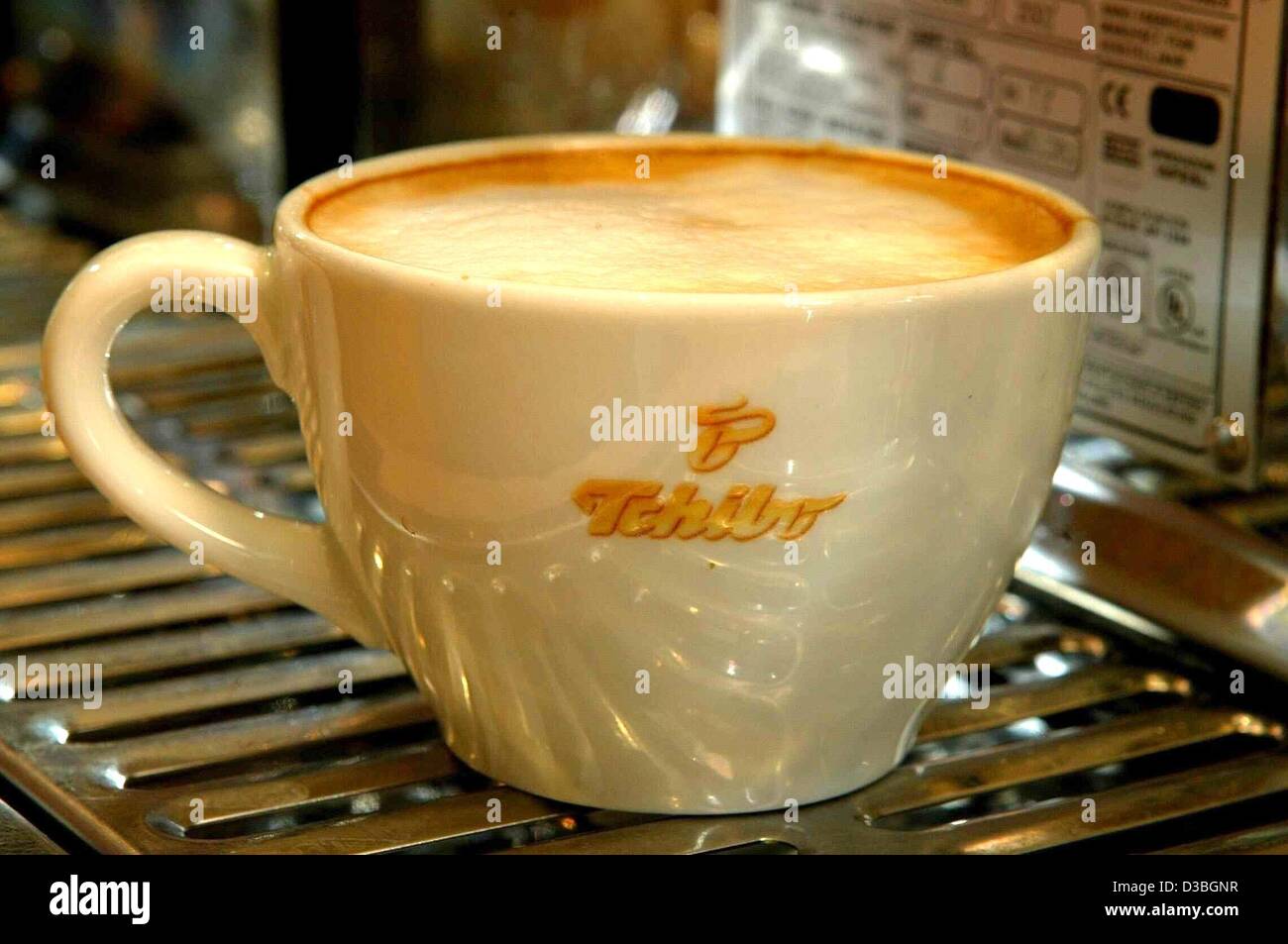 (Dpa) - eine Tasse Kaffee, mit dem Tchibo-Logo drauf, steht ohne weiteres bereit sind, an eine Kaffeemaschine in einem Tchibo-laden im Einkaufszentrum "Hamburger Straße" in Hamburg, Deutschland, 12. Mai 2003. Tchibo, dem deutschen Kaffee-Händler soll die Finanzergebnisse des Geschäftsjahres 2002 zu verkünden Stockfoto