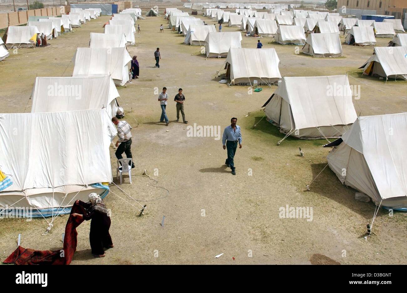 (Dpa) - stehen die Palästinenser vor ihren Zelten in ein Zeltlager eingerichtet für Familien aus ihren Häusern außerhalb Bagdad, 22. Mai 2003 vertrieben. Als US-Truppen die Hauptstadt beschlagnahmt, flohen die Elite von Saddam Husseins Regime. Jetzt, mit kein Rechtssystem verlassen um sie zu stoppen, Familien der Bui überschwemmen Stockfoto