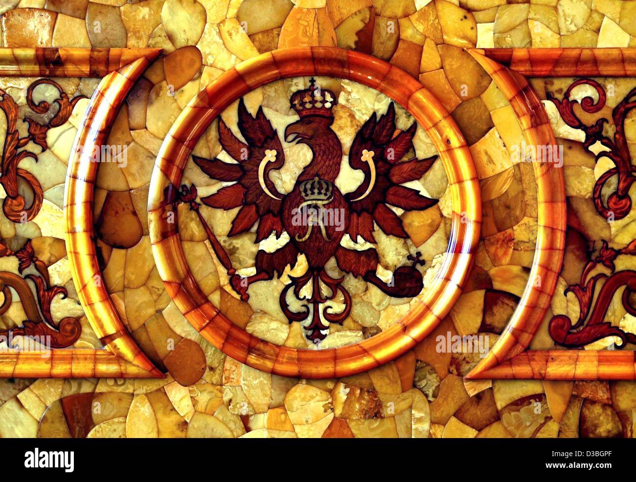 (Dpa) - ein Blick auf die Adler Wappen der preußischen Könige an der Wand der rekonstruierten Bernstein Zimmer im Katharinenpalast in Puschkin (ehemals Tsarskoje Selo) in der Nähe von St. Petersburg, Russland, 13. Mai 2003. Katharinenpalast untergebracht das berühmte Bernsteine-Zimmer, bis es von deutschen Truppen du gestohlen wurde Stockfoto