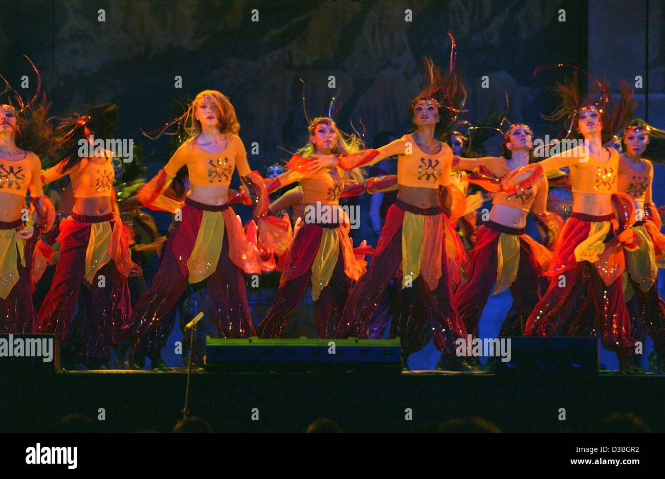(Dpa) - Tänzer die türkischen Tanz-Show "Fire of Anatolia" in der Köln-Arena in Köln, Deutschland, 7. Mai 2003. Mehr als 70 Tänzer inszenieren eine atemberaubende Show mit monumentalen Bulk Szenen und spektakuläre Beleuchtung Variationen. Stockfoto