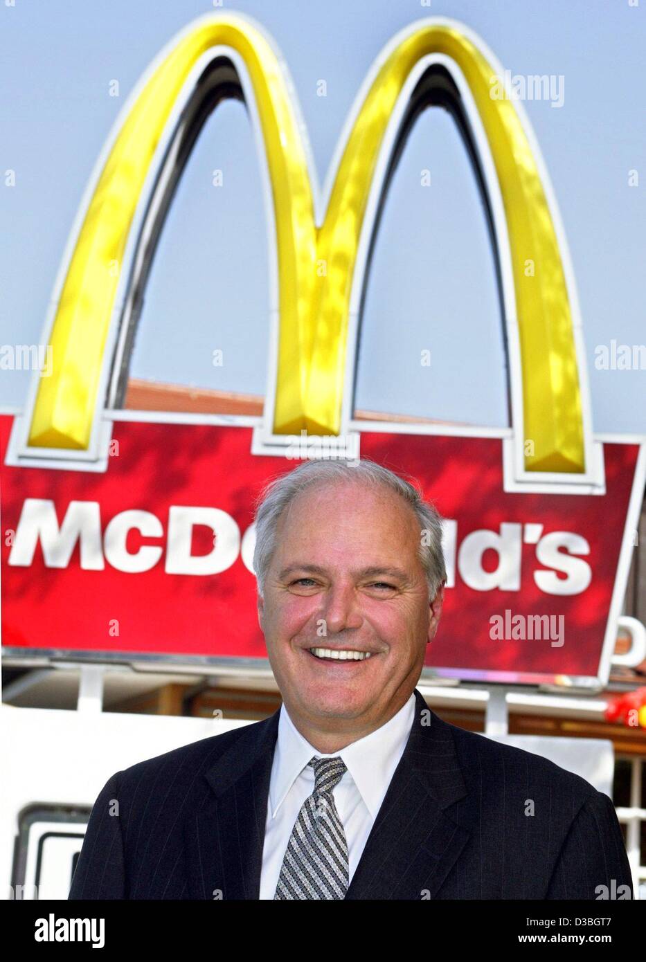 (Dpa) - Jim Cantalupo, Vorsitzender des Vorstands der weltweit größten Fastfood-Restaurantkette McDonald's, lächelt vor McDonald's-Restaurant in München, 5. Mai 2003. Cantalupo, 59, ist seit Januar 2003 Leiter der McDonald's-Kette. Er begann seine Karriere bei McDonalds im Jahr 1974 Stockfoto