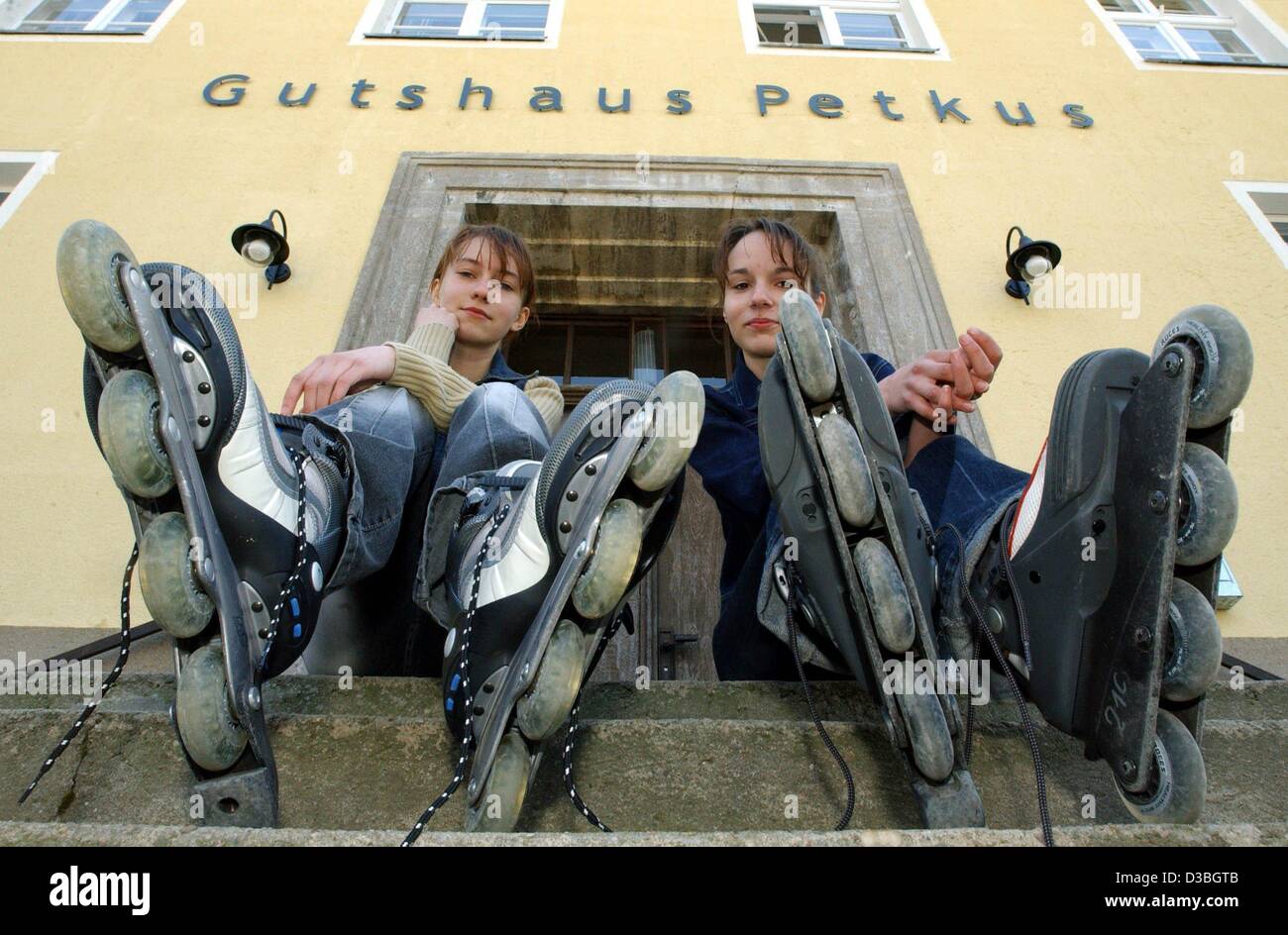 (Dpa) - Josephine und Janine setzen auf ihren Inline-Skates vor dem "Gutshaus Petkus" (Hotel Petkus) in Petkus, Deutschland, 16. April 2003. In der Nähe des Hotels liegt der 100 Kilometer langen Flaeming Skate Strecke für Inliner und Radfahrer. Bis 2004 soll die Spur eine Länge von 230 Kilometern haben. Stockfoto