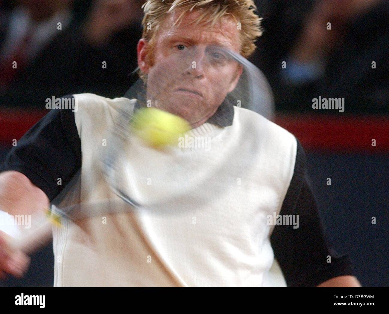 (Dpa) - ehemaliger deutscher Tennis star Boris Becker Zugriffe pro Kugel während des Davis Cup "Wiederbelebung" match gegen John McEnroe in Hamburg, 8. Mai 2003. Becker gewann das Spiel, das eine Wiederholung der legendären Davis-Cup-Spiel Deutschland gegen die USA vor 16 Jahren, 3-6, 6-1 und 10-4 war. Stockfoto