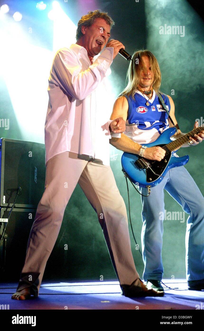 (Dpa) - Ian Gillan (L) Und Steve Morse der Rock-Band Deep Purple führen während ihrer Tour durch Deutschland, das erste Konzert in Karlsruhe, 13. Juni 2003. Mehr als 7.000 Fans kamen in der Europahalle zu sehen, die Rock-Legende, die alten Songs wie "Highway Star" und "Rauch auf dem Wasser" zu präsentieren, sowie ein Stockfoto
