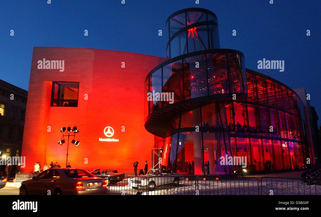 (Dpa) - die Pei Nebengebäude in rote Ampeln für die Opening Party von Giorgio Ausstellung im deutschen historischen Museum (Deutsches Historisches Museum) in Berlin, 7. Mai 2003 eingetaucht ist. Dieses Nebengebäude wurde von der chinesisch-amerikanischen Architekten I. M. Pei entworfen und ist so weit seine einzige buildi Stockfoto