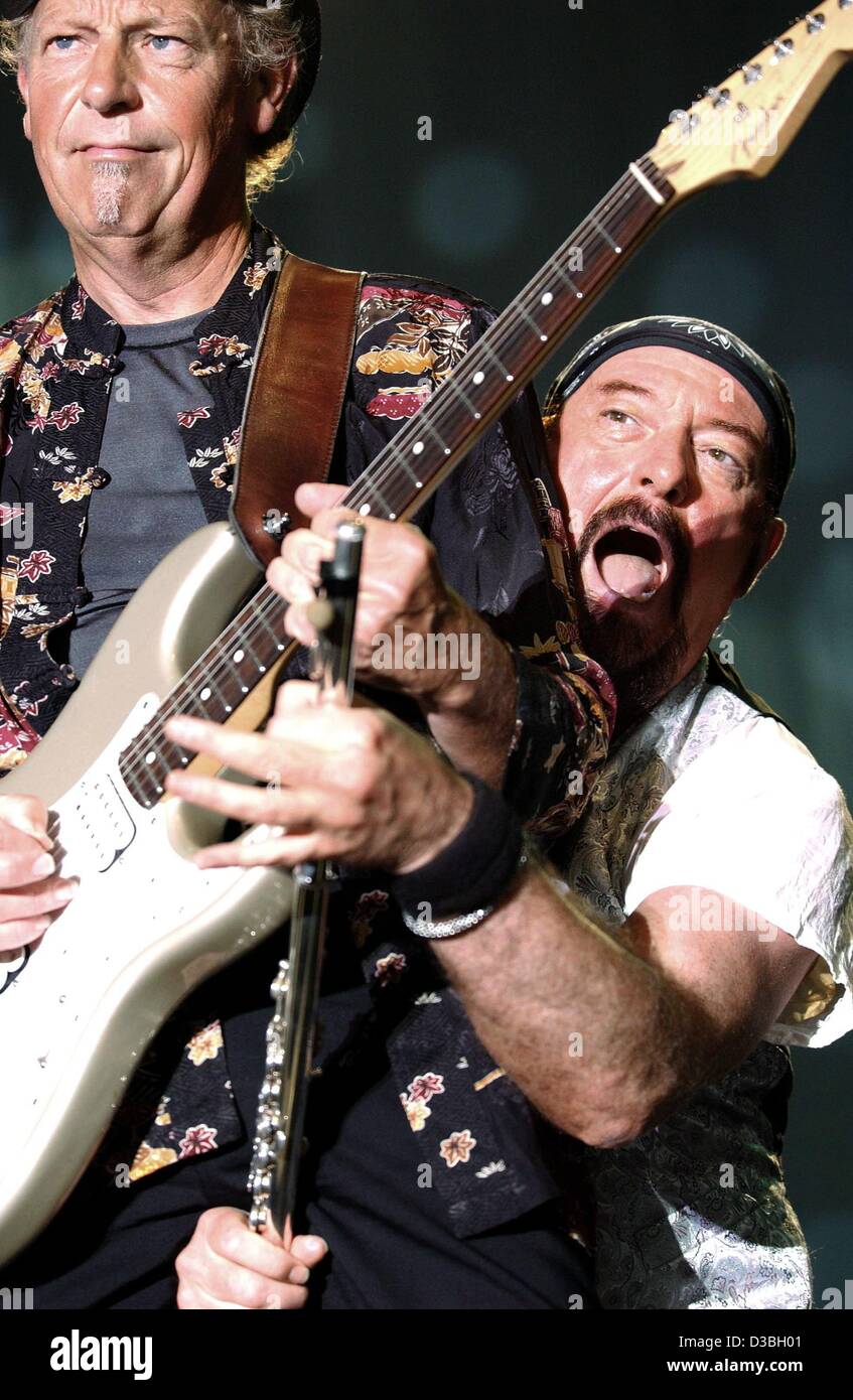 (Dpa) - Ian Anderson (R), der Kopf der legendären Rock-Band Jethro Tull, spielt einen Streich mit Gitarrist Martin Barre bei ihrer Eröffnungskonzert ihrer Deutschland-Tour in Bonn, 12. Juni 2003. Die britische Band spielte Klassiker wie "Aqualung" und "Locomotive Breath" vor 3.600 Fans jubeln. Stockfoto