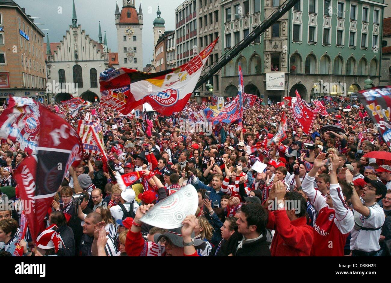 (Dpa) - jubeln die Fans der Fußball-Club Bayern München auf dem Marienplatz-Platz im Zentrum von München, 17. Mai 2003. Bayern München gewann das Spiel gegen Stuttgart und erhielt die Trophäe der Bundesliga. FC Bayern München wurden deutsche Bundesliga Champions gekrönt, bereits nach ihrem Sieg am 26. April. Es ich Stockfoto