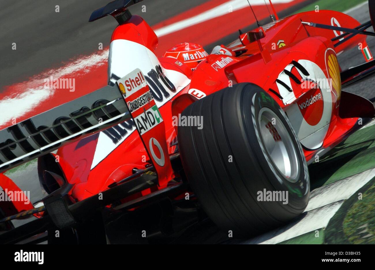 (Dpa) - deutscher Formel-1-Weltmeister Michael Schumacher fährt seinen Ferrari während des Trainings für den österreichischen grand Prix auf dem A1-Ring Rennstrecke in Spielberg, Österreich, 17. Mai 2003. Die rote Ferrari nicknamed "Die rote Shark" von italienischen Medien. Stockfoto