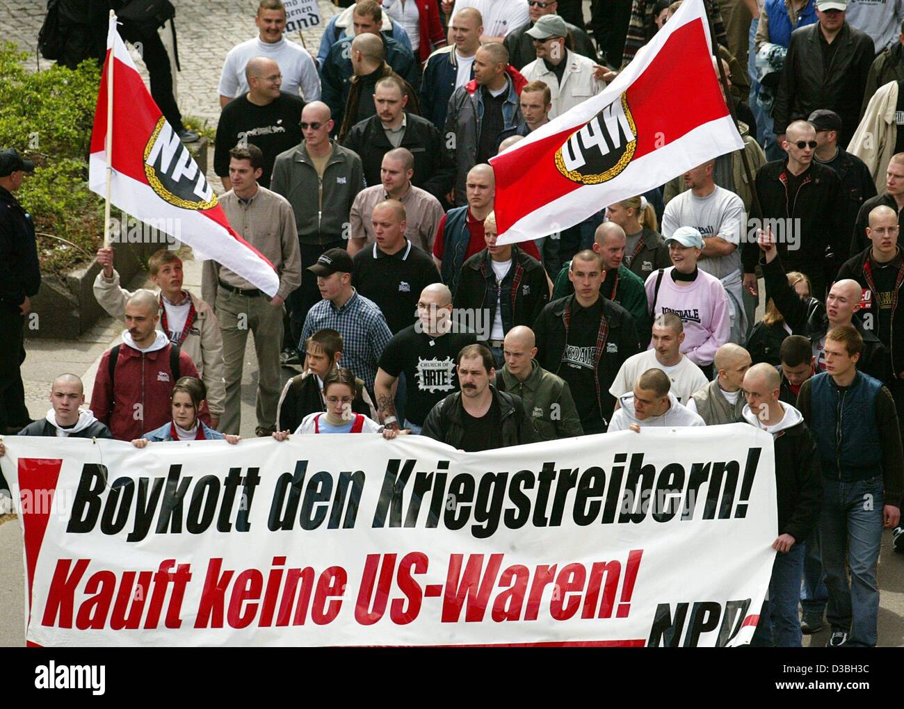 (Dpa) - einige 1.000 Rechtsaußen, Sympathisanten der deutschen nationalen Socalist Partei NPD demonstrieren gegen den Krieg im Irak, in Berlin, 1. Mai 2003. Das Banner in den Vordergrund liest "die Krieg-Mongers zu boykottieren! Kaufen Sie US-Güter nicht! ". Die Demonstranten wurden begleitet von einer linksgerichteten Zähler Protest und Stockfoto