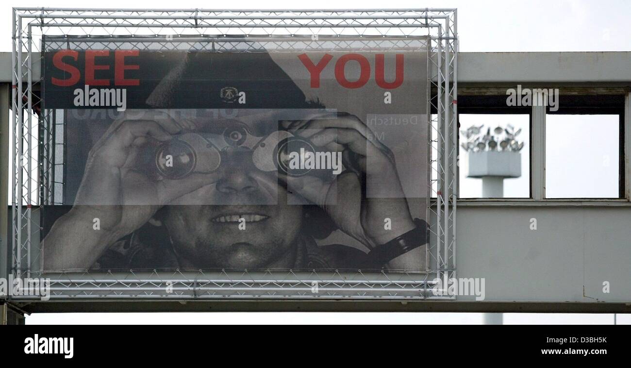 (Dpa) - legen Sie ein großes Foto zeigt ein Mitglied des DDR-Grenzschutzes mit Fernglas und mit den Worten "Auf Wiedersehen" hängt an einer Brücke auf dem Gelände der Gedenkstätte "Deutsche Teilung" (deutsche Teilung) am ehemaligen innerdeutschen Grenzübergang auf der Autobahn A2 zwischen Hannover und West-Berlin Stockfoto