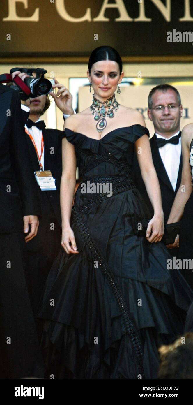 (Dpa) - spanische Schauspielerin Penelope Cruz bei der Eröffnungsgala der 56. internationalen Filmfestival in Cannes, Frankreich, 14. Mai 2003 kommt. Der erste Film, der offiziell ausgewählt von der Jury und dem Publikum gezeigt wurde der französischen Periode Film "Fanfan la Tulipe". Der Film Sterne Vincent Perez ein Stockfoto