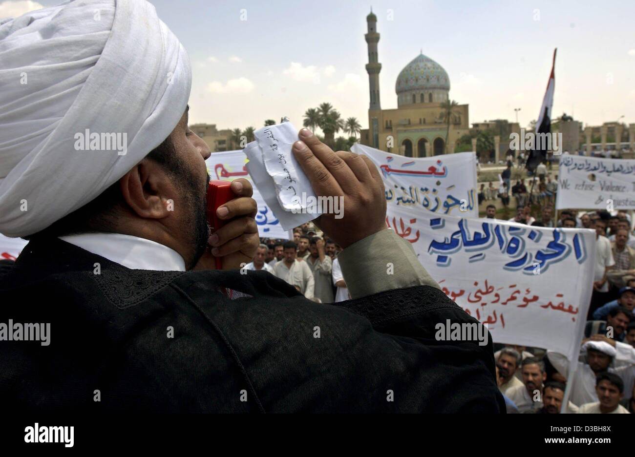 (Dpa) - spricht ein religiöser Führer der schiitischen Demonstranten während einer Kundgebung vor dem Palestine Hotel in Bagdad, 28. April 2003. Die Demonstranten forderten eine nationale Konferenz in den Chart Irak die Zukunft. Stockfoto