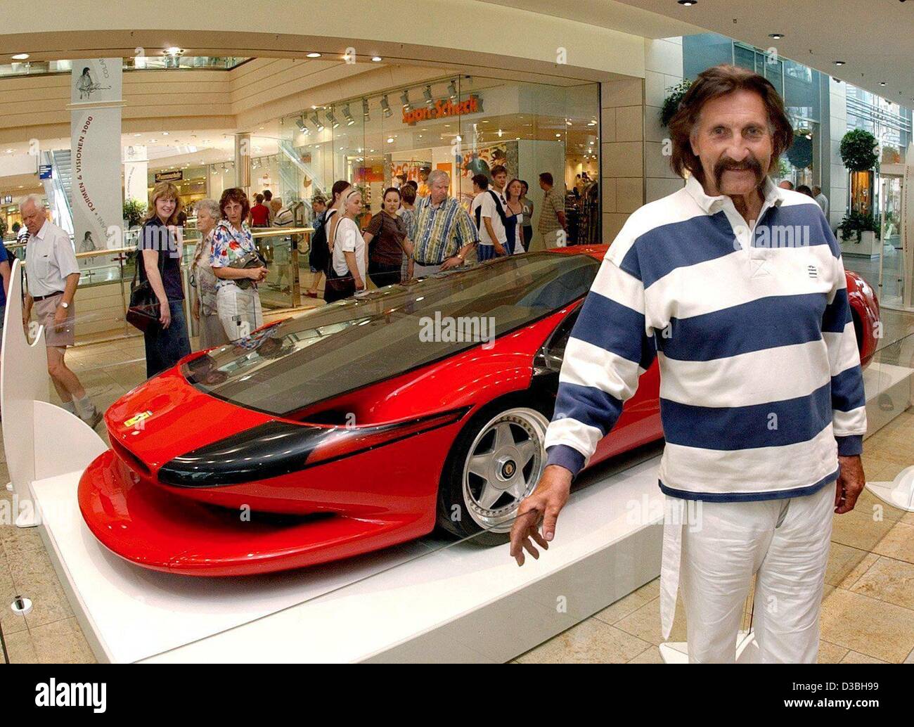 (Dpa) - posiert Designer Luigi Colani vor seinem Ferrari-Design ausgestellt in der Altmarkt-Galerie in Dresden, Ostdeutschland, 12. Juni 2003. Die Ausstellung "Colani - Formen Und Visionen des 3. Jahrtausends (Colani - Formen und Visionen des 3. Jahrtausends) zeigt Colani Werke von Autos, televis Stockfoto